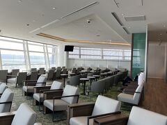 羽田空港第３ターミナルの出国は、保安検査に１時間くらいかかる混雑ぶり。
制限エリアに入ったら、TIAT LOUNGEで一息つきます。
がら空きでしたが、ラウンジを出た時には列ができていました。