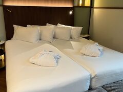 ランチの後、メトロでホテルに戻って、チェックイン。
ところが、部屋に入ったらまさかの清掃中。チェックインの時間は過ぎていているのに。掃除のおばちゃんに追い立てられ、フロントに戻って事情を話し、部屋を変えてもらうのに時間を要しました。

４つ星ランクで、バスローブとスリッパがあって、近代的ないいホテルでしたが、そんなこんなで写真を撮ってません。