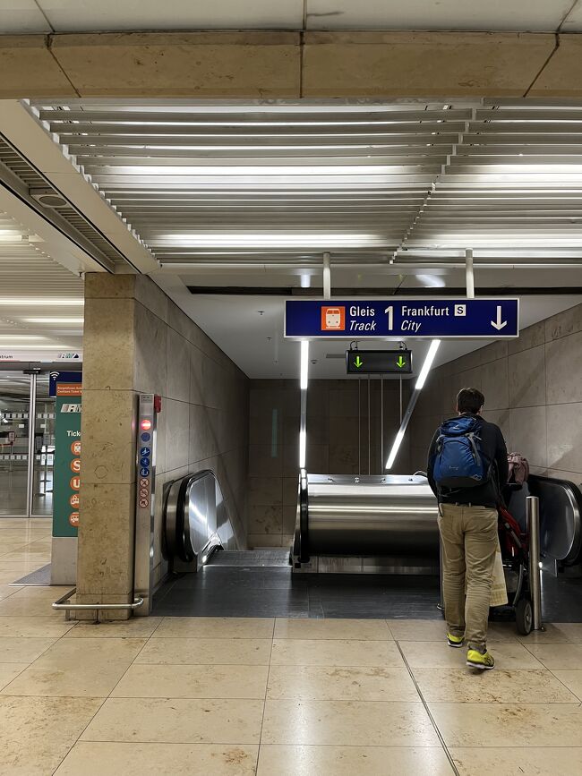 エスカレータを下ったら<br />ホームで