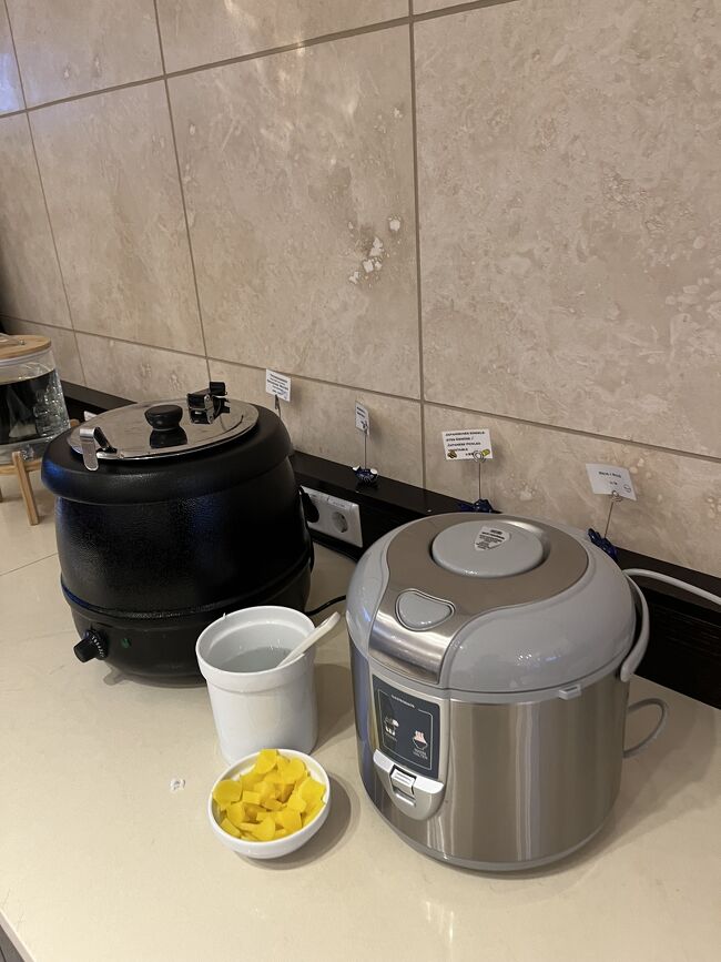 ご飯味噌汁たくあん<br /><br />お味噌汁　なかなか美味しい