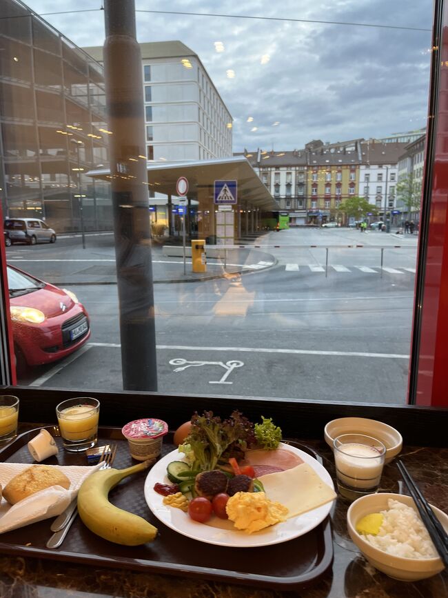 すごくよかったのは、野菜が多かったこと<br /><br />ドレッシングが数種あったこと<br /><br />欧州のホテルでは、チーズやサーモンがあっても野菜類がないホテルが多い<br />代わりになるものってりんご？？<br /><br />正面がFLEXバスのターミナル