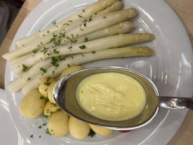 春到来のシンボル<br />旬の白アスパラガス<br /><br />ビール中ジョッキ３とこれら２品で満腹<br />１万円ぐらい