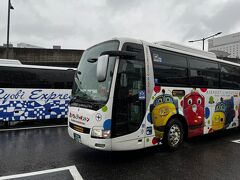おまけ
岡山の路面電車でチャギントンが走ってますが、空港連絡バスにもチャギントン仕様がありました。