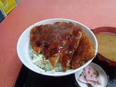 会津と言えばソースカツ丼が有名と言うことで，注文．美味しかったです．