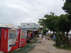 大城てんぷら店

急に車が増えて人がいっぱい(笑)
有名な天ぷら屋さんのようで、お店の前で食べてる方もたくさんいました。お昼ご飯を食べた後だったので、残念ですがスルーです(涙)。

売切れになっているメニューもいくつかありました。
