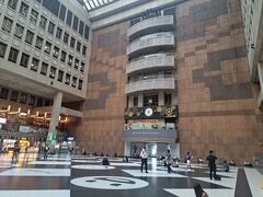無事に台北駅に到着。
台北駅でまずしなければならなかったのが台南から台北までの高鉄の切符を手に入れること。
高鉄の切符はklookで外国人は割引受けられるので、klookで予約。
ところが、どんなに頑張ってもklookから高鉄に移行する時に旨く行かない。
予約は夜中だったけど1時間格闘して断念し翌日再チャレンジ。
それでもだめで、わたしより英語も鉄道予約も得意な娘に託すもダメ。
5000円もしたのよー