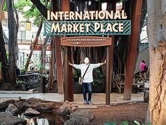 インターナショナルマーケットプレイスのバニヤンツリー背景に記念撮影