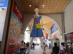 次にナナちゃんを見に行く　名鉄百貨店前にある巨大な人形（6ｍ以上）です。
さわやかなワンピース姿でした！