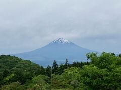 箱根スカイラインの料金所付近からの眺め。曇っていたのに富士山が綺麗見られました。
