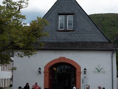 橋をわたり　クース側
モーゼルワイン博物館
ワインについて　いろいろ説明をうけられ　外で飲んでいるグループもあり
Vinothek&weinmuseu
