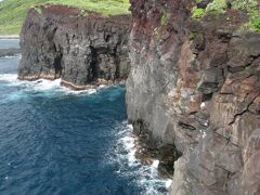 サタドー岬。こちらも柵のない海岸の崖の上から撮影。