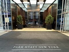 アメリカ・ニューヨーク『Park Hyatt New York』

2014年8月に開業した5つ星のラグジュアリーホテル『パーク ハイアット 
ニューヨーク』のエントランスの写真。

現地集合です。
友達も集まってくれ、自分たちではなかなか行かないようなところに
連れて行ってもらいました。

『パーク ハイアット ニューヨーク』は『セントラルパーク』エリア
にあり、『カーネギーホール』の向かいに建つ超高層ビル
『One 57（ワン57）』の低層階（1～25階）に位置します。

スタッフの方も多く、セキュリティ面もしっかりしています。

＜アクセス＞
〇 メトロ「57th Street-Seventh Avenue」駅1分

（公式ウェブサイト）
https://www.hyatt.com/ja-JP/hotel/new-york/park-hyatt-new-york/nycph