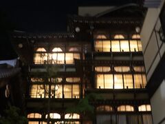 金具屋に戻り、館内の湯めぐりを開始
金具屋には３つの大浴場と５つの貸切風呂、計８ヶ所のお風呂があります。湯口、そして蛇口からでるお湯もすべて、源泉から湧いた温泉そのものが出ています。源泉１００％掛け流しの火山性高温泉です。