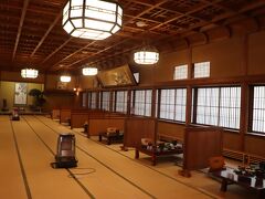 朝食も夕食同様大広間で
大広間は座敷130畳、舞台30畳、廊下、床の間を入れると200畳を超える。一つの木造の広間としてはかなり大きなもの。