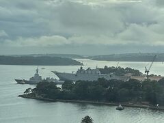 おはようございます。
シドニー3日目の朝です。

前日からの天気予報で、今日は朝から1日雨。
旅の疲れも出て来たのでゆっくり起きました。

窓の外を見たら、海軍基地に軍艦が帰って来るのが見えます。

