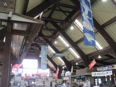 海の駅前の日生町漁協の魚市場”五味の市”へ