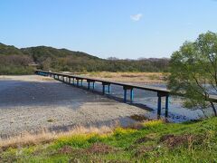 〈３〉の続きです。
https://4travel.jp/travelogue/11905397

いよいよ、最後の清流〈四万十川〉へ。
佐田沈下橋（今成橋）に行きました。
河口からいちばん近い沈下橋らしいです。

沈下橋とは、増水時に川に沈んでしまうように設計された欄干のない橋のことです。高知県内には69カ所あるそうですよー。徳島県、大分県、宮崎県辺りも多いらしいです。違う呼び名だったりするそうですが。