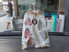 閉店時間が近かったので、一部商品が値引き中。こちらのフルーツサンドは半額の200円で買えました。ちなみに、300円も値引き価格で、本来は400円。定価でもやすいー