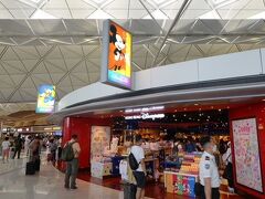 荷物は既に香港駅で預けているので即制限エリア。
最後にディズニーストアをのぞきます。