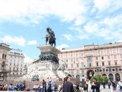 イタリア王国初代国王　ヴィットーリオ エマヌエーレ2世騎馬像が、大聖堂の前の広場にあります。