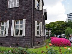 JR上中里駅というはじめて降りた駅から徒歩7分ほどで旧古河庭園を訪れました。洋館は別料金ですが、庭園は一般150円という激安の都立庭園のひとつです。
ここで年間パスポートを購入しました。