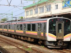 東三条～弥彦の全長17km少しの路線ですが、運転本数は多いとは言えず日中時間帯は2時間以上、いや4時間近く開くこともある弥彦線。
しかも、ほとんどの列車が途中の吉田で乗り換えないといけないという非常に面倒くさい路線でもあります。

その乗換も、ホームを挟んだ対面乗り換えならまだしも、エスカレーターもない古い駅で階段を上り下りしなければならないのは非常に不便で改善の余地があるのではないのでしょうかJR東日本さん？