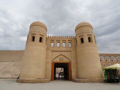 これはオタ・ダルヴァサ（西門）。現在は正門扱いとなっているそうです。