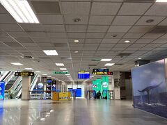 2時間半の旅も終わり、到着！コロンボのバンダラナイケ国際空港です。こじんまりした空港です。