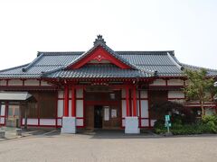 吉田からは2駅8分。列車は終点の弥彦へと到着。弥彦神社の本殿を模した古風な駅舎が出迎えてくれました。

門柱や梁などが朱色になっており、鬼瓦には兎が彫り込まれるなど特徴的な駅舎は「ふるさとの駅100選」にも選出されており、(良い意味で)現役の駅舎とはちょっと思えないような作りとなっています。
