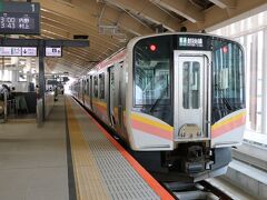 柏崎へ到着したものの、特段何もすることもなかったのでそのまま折り返して新潟まで到着。吉田を境に東西で輸送体系が異なるという点については先に触れましたが、やはり乗客数も大きく関係してるようで吉田から先、巻や内野、寺尾と進むにつれて車内はかなりの混雑に。

吉田～柏崎は2両、吉田→新潟は4両でしたが、その差を引いてもこんなにも違うのかと内心驚いたほど。こんなに儲かっていそうなのに、運賃基準が幹線よりも高く設定されている地方交通線だとは・・・