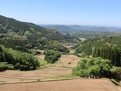 続いて、今回最初の棚田、蕨野の棚田へ。
残念なことに水張ってなかった。。。