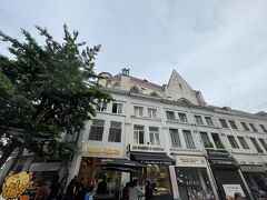 左のフリッツ屋、行列でした