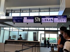 成田空港からロサンゼルスに向かいます。