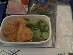 そして到着前の2食目では、小鉢がポテトサラダ・ポークハム、
メインはオレンジ風味チキンのフライドヌードル添えで、マフィンがついてきます。
海外の航空会社よりもやはりANAの機内食がいいなと思いながら羽田に到着しました。