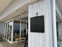 「海女のテラス」というお店があり、カフェやおみやげ屋さんがありました。
お手洗いもきれいでとても広く、天井がガラス張りで開放的。夏は暑そう・・
焼き牡蠣を販売しているトラックもあり、意外と人がたくさん。
おみやげの品ぞろえ豊富で、私も何点か購入。
御宿でいただいた、おいしかった日本酒「作」が入ったセットがあったので、実家へのお土産に♪（私のも買えばよかった！）

この後は、鳥羽の町の方へ戻って、「ミキモト真珠島」「鳥羽国際ホテル」へ。
③につづく