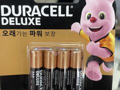さてコンサートではライトスティックを振りますが、これが想像以上に電池を消費するようです。
予備の電池を購入したら単4 4本で8,000ウォン＝930円、韓国の物価の高さを思い知りました。