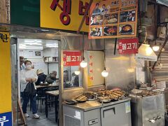 東大門の焼き魚通り、コネストには日曜は休みと書いてありますが数店は営業していました。