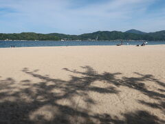 白浜に松の影
この辺りが天橋立海水浴場になるのかな。
