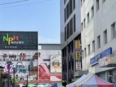 日曜の朝の東大門市場付近は中高年向けの服飾雑貨のお店が並んで、夜の雰囲気とは全く違う和やかな雰囲気でした。