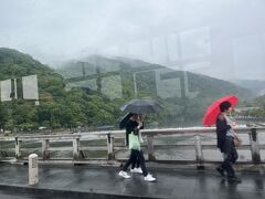 帰宅日
バスの中から渡月橋
小雨の中、観光客すごかった

訪日客８
日本人２
みたいな感じ

激込みやから日本人は京都を避けてるらしい。って、聞いたけど、ほんとそんな風に見えた