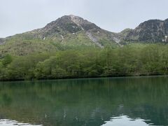 大正池とその向こうにそびえる焼岳です。
