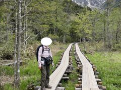 河童橋を過ぎた梓川右岸道から見る穂高の山々です。