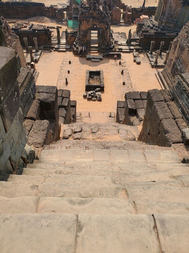 ヒイヒイ~やっと登った=3<br />手すりがなくて、不規則な石階段は怖いし、、<br />私は手をついて昇る。<br />しかし、石が熱々で、ジリジリ石焼き状態(泣)<br /><br />中央下に見える長方形は、<br />火葬の儀式が行われた石棺だそう。