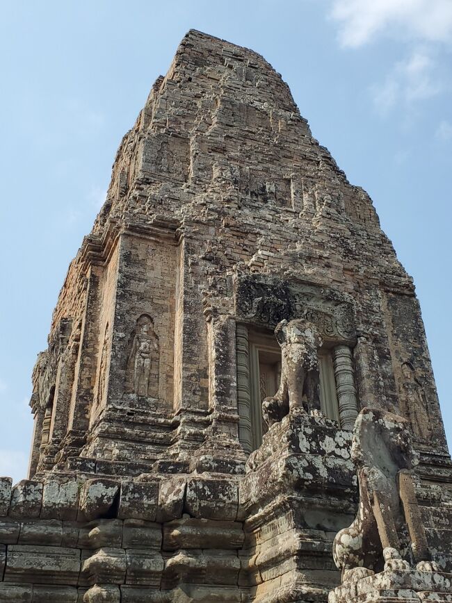 シンハ像とデバターも見えます。<br />きっと、祠の番人。