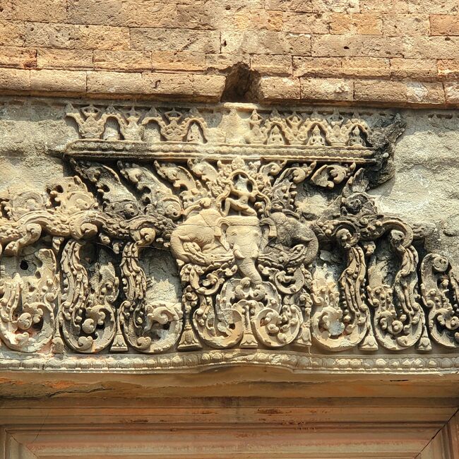 修復のあとがありますが、<br />3つの頭を持つ象、アイラ－ヴァタが見えます。