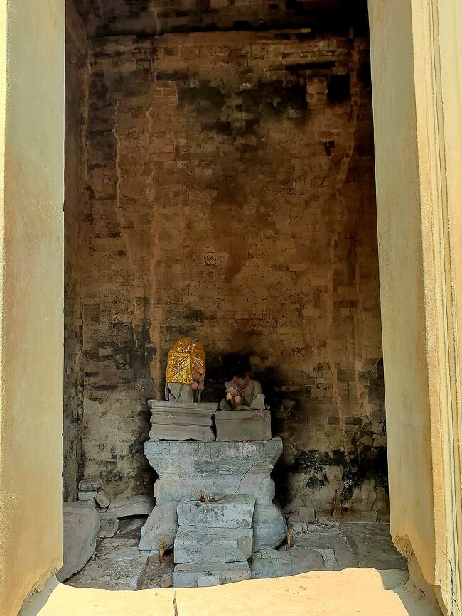 頭を落とされた仏像…