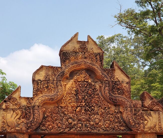 967年、ジャヤバルマン5世と<br />ラージェントラヴァルマン2世が創建。<br />美しい赤土色の硬質な砂岩で出来ています。<br />彫刻が立体的！