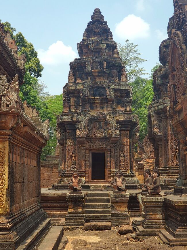 この奥に、とびきり美しいデバターがいます。<br />お猿が番人。