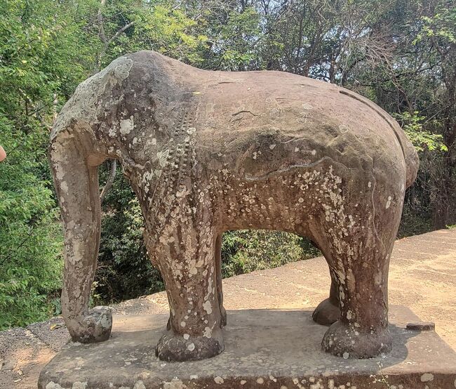 象さんが四隅にいる寺院です。<br />巨大な貯水池跡に建っています。<br />