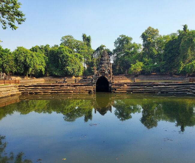 4つの結合する池は、水、土、火、風を象徴していて、<br />ここで沐浴することによって、病を癒すと<br />信じられていた。<br /><br />リフレクションも美しい…